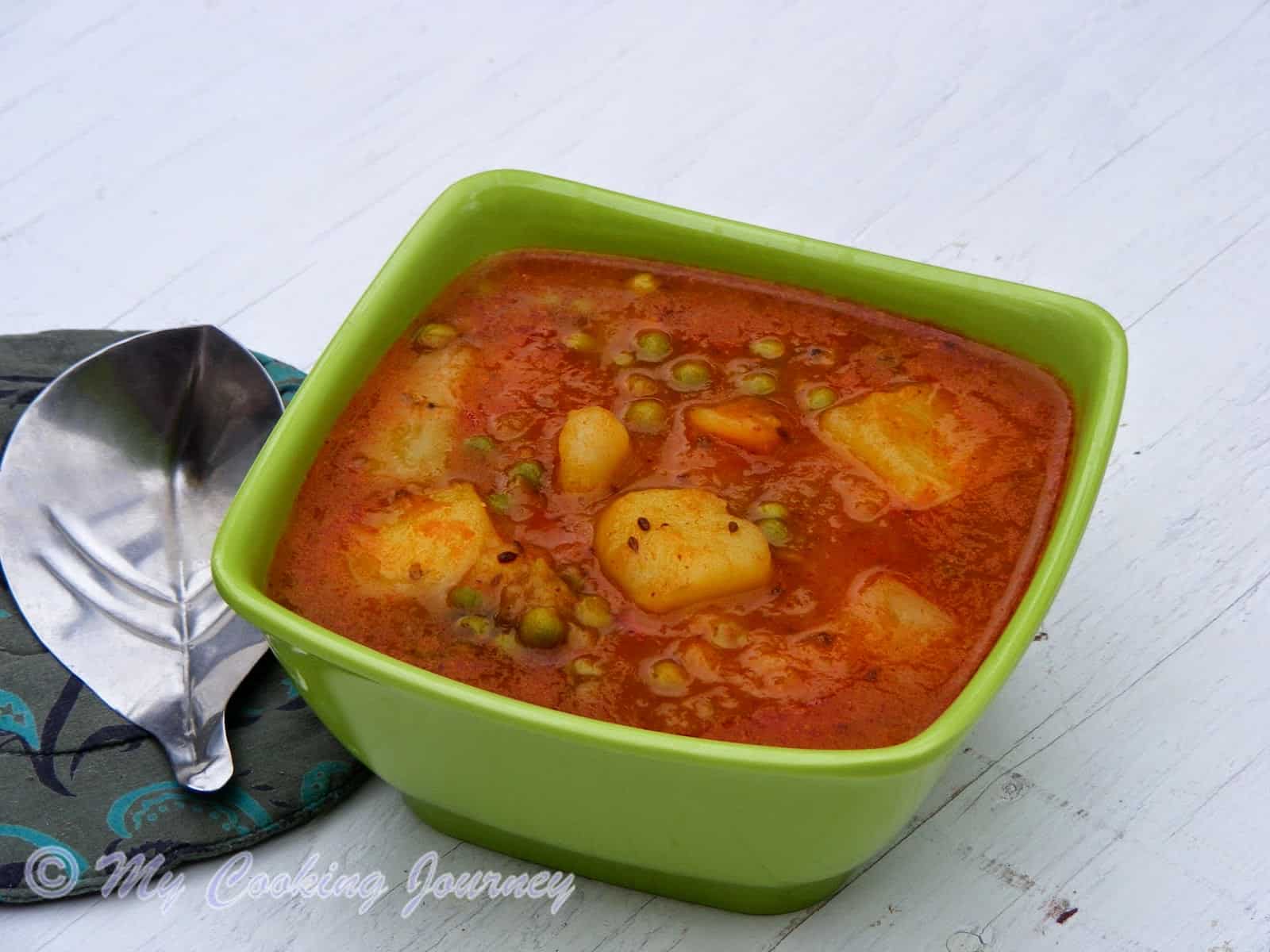 Benarasi Aloo Matar / Rasedar Aloo Matar (UP Style Peas and Potato Curry) – No Onion, No Garlic Recipe