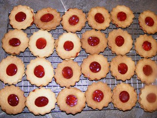 jam is filled in cookies