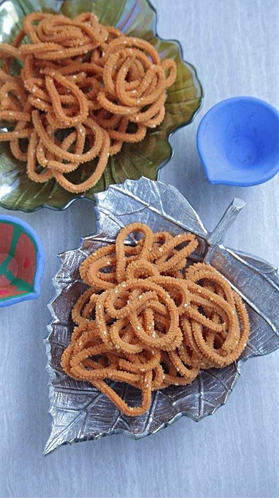 Mullu thenkuzhal murukku in decorative plate