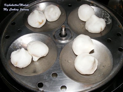 steaming the kozhukattai in idli plates