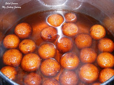 soaking Gulab jamuns in syrup