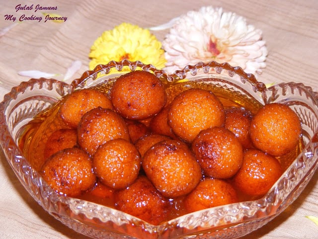 Gulab jamuns serve in bowl