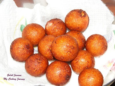 draining the Gulab jamun on paper towel