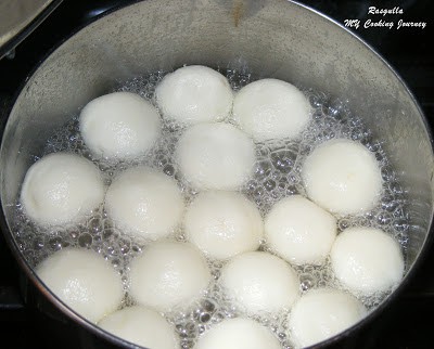 Cooked rasgulla balls with syrup