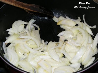 Fryinf onion in a pan.