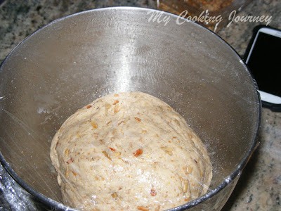 Resting the dough covered with plastic wrap