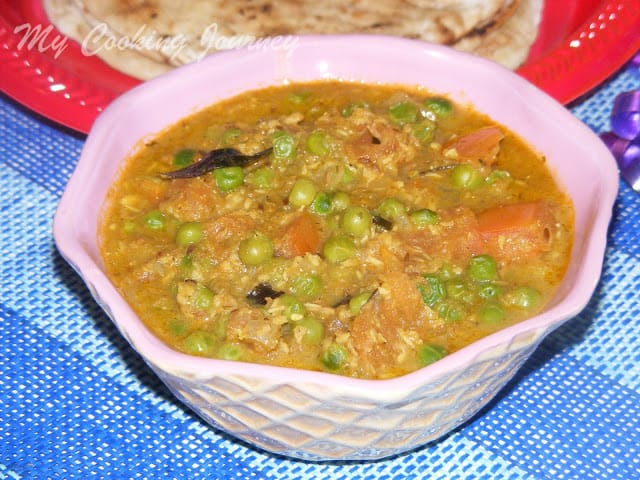 Mutter Tomato Gravy served in a bowl