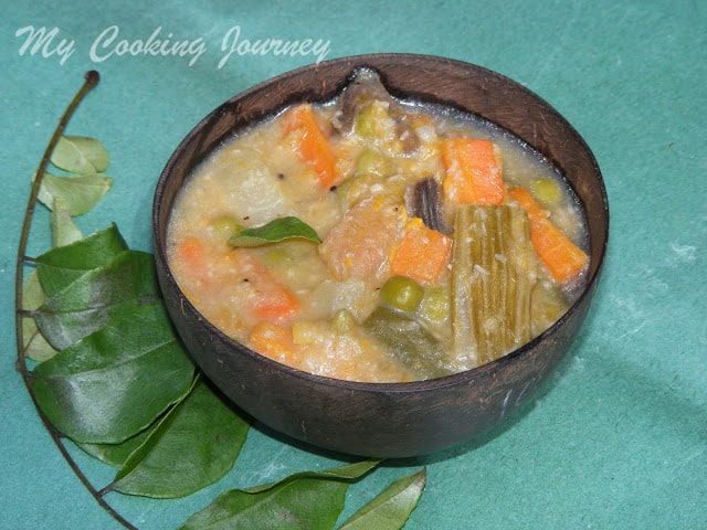 Aviyal served in a bowl with curry leaves