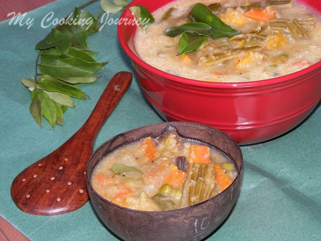 Aviyal in a bowl with curry leaves