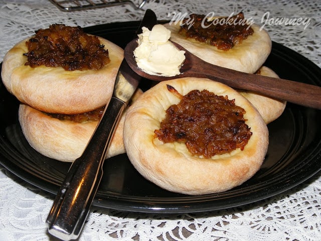 BIALYS – CHEWY ROLLS TOPPED WITH CARAMELIZED ONIONS 