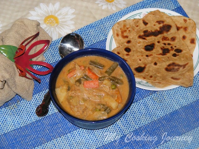 Vegetable kurma with paratha in a bowl 