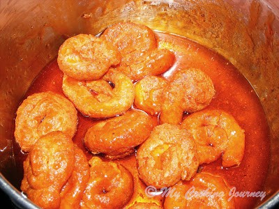 Soaking Jalebi in sugar syrup