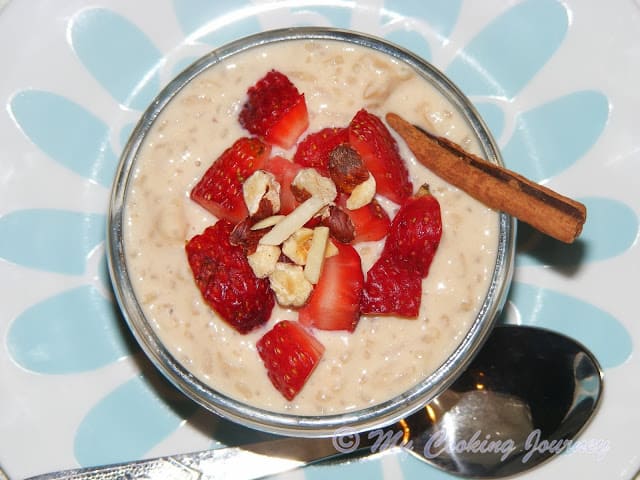 Rice conde sundae with strawberries and nuts on top