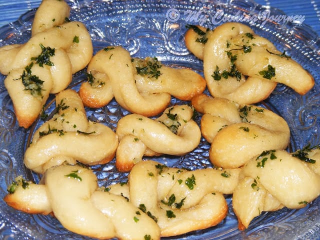 Garlic knots in glass plate