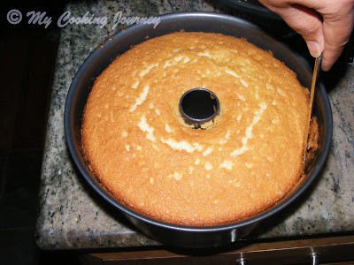 Using a blunt knife to make loosen the cake.