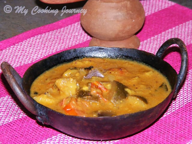 Kathirikkai kaara Kuzhambu in a pan