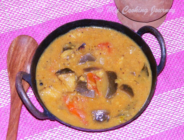 Kathirikkai kaara Kuzhambu in a pan with spoon