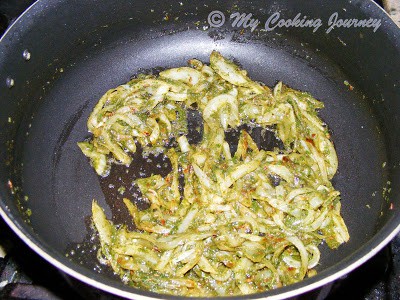Cooking mint paste with onion.