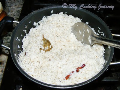 Mixing rice in the pan.