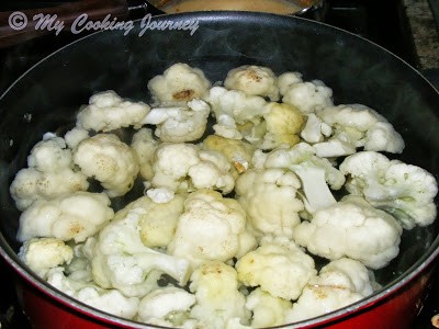 Boiling cauliflower florets in hot water to make manchurian