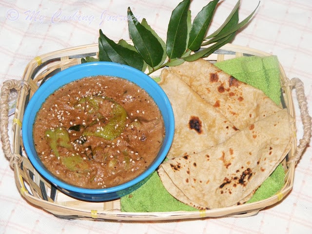 Mirchon Ka Salan served in a tray with roti