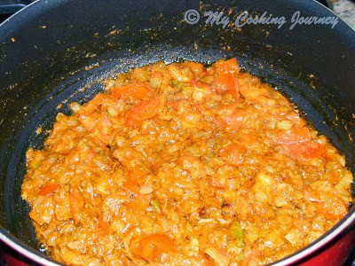 Cooking tomatoes with masala