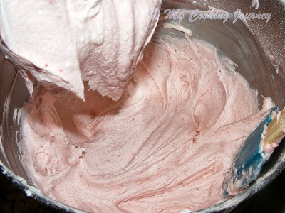 Strawberry frosting is ready.