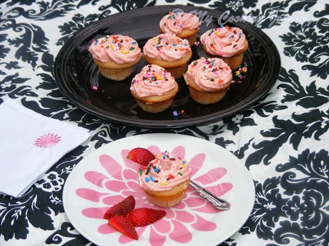 How to make Strawberry cupcakes with strawberry icing.