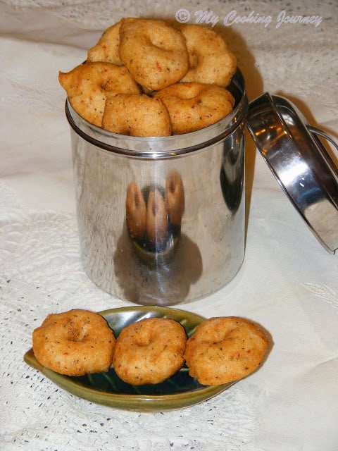 Ullundhu Vadai in stainless steel container