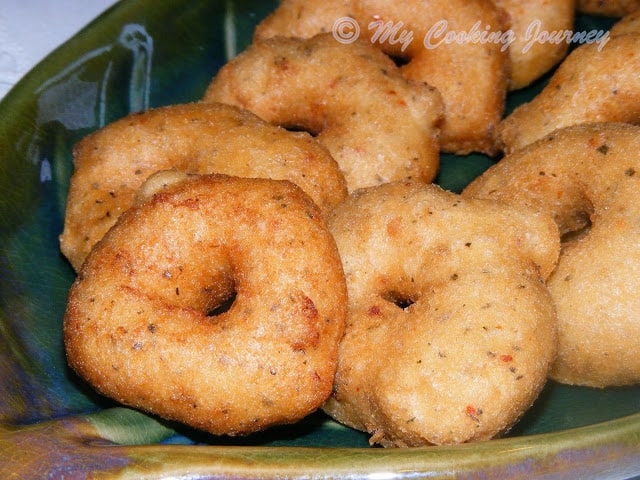 Medhu Vadai stacjed side by side