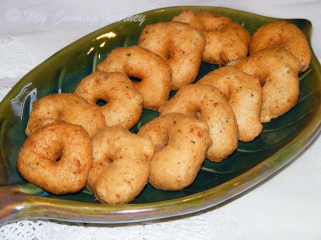 Ullundhu vadai in a green plate