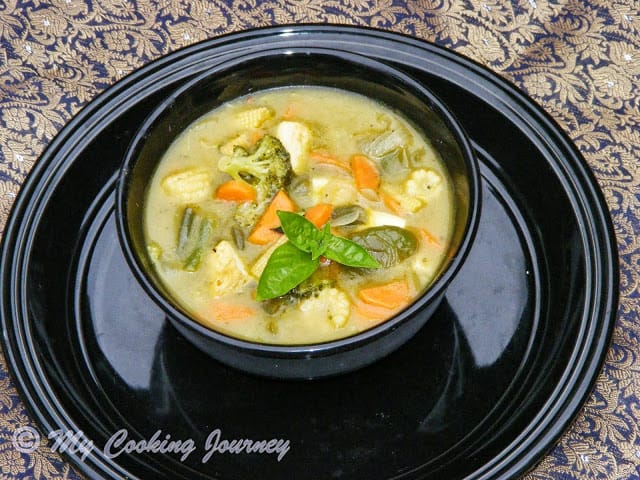 Kaeng Khiao Wan in a black bowl on a plate