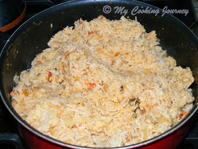 Layer the rice and masala in pan