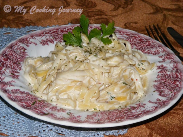 serve Fettucine Alfredo in a plate