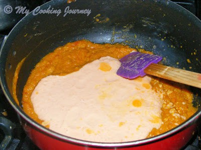 Adding tomato cashew mixture