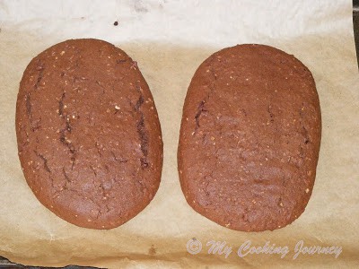 Cooked biscuits are cooling down.