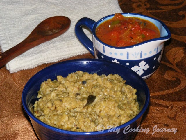 Oats Pongal is served with sauce