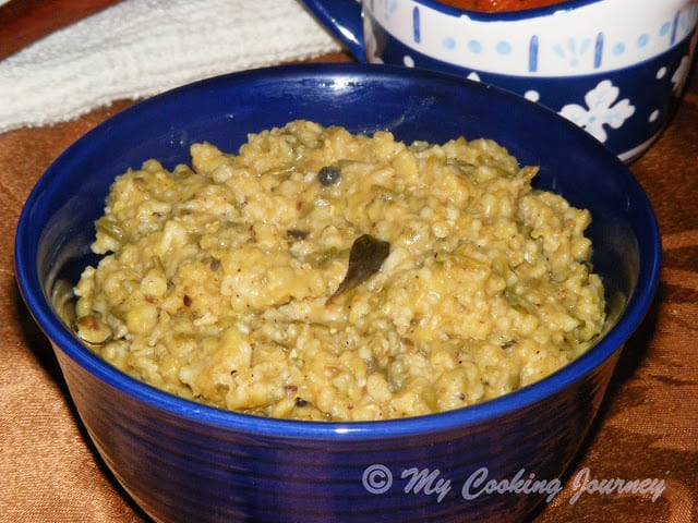 Oats Pongal in a blue bowl