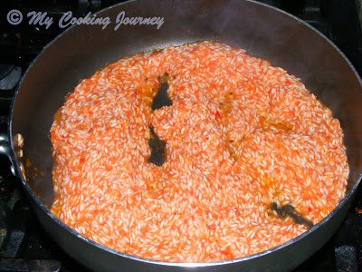 Cooking rice with tomato mix