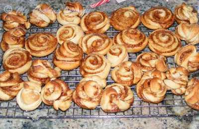 Baked rolls on a wire rack.