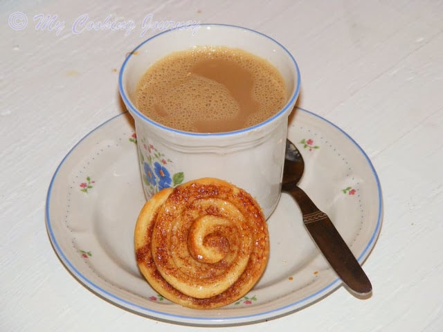 kanel snegle with tea in small plate.