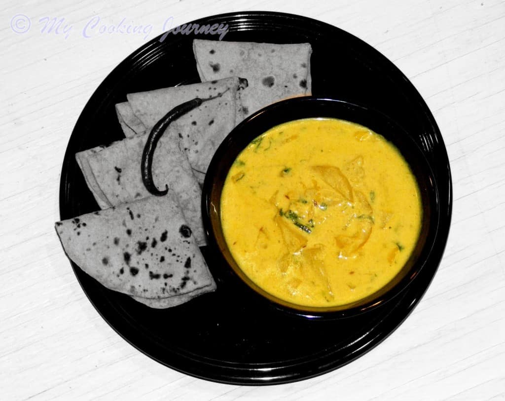 Pahadi Aloo Palda in a bowl with roti's