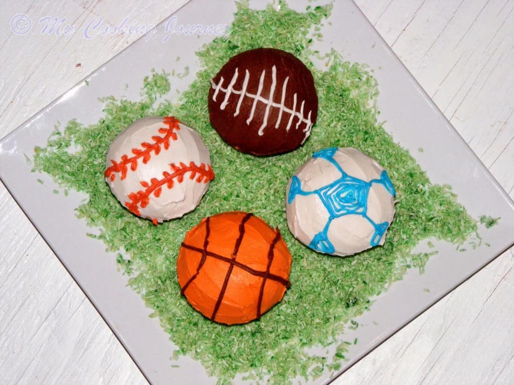 Vanilla Cupcakes decorated in sports ball in the square plate.