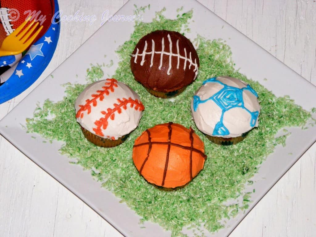 Vanilla cupcakes ball in square plate with buttercream.