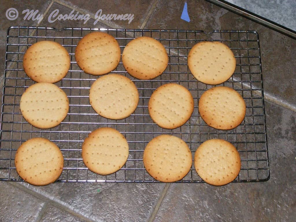 Cookies cooling in rack