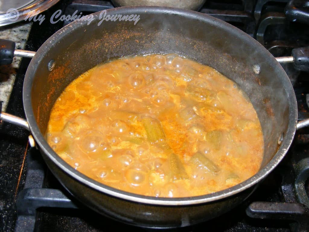 Vendakkai Sambhar boiling