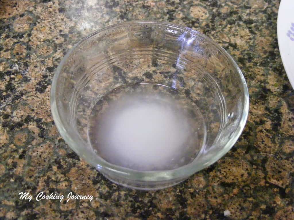 Mix the boiling water and baking soda