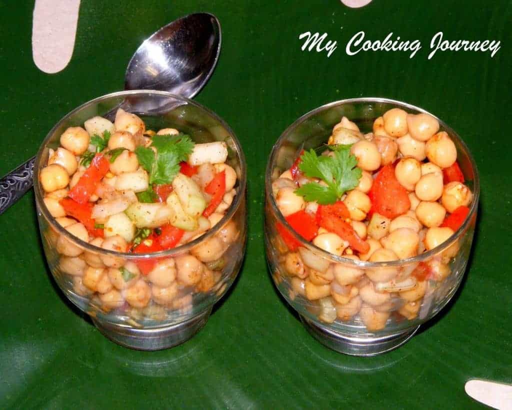 Chickpea salad is ready and served in two glases
