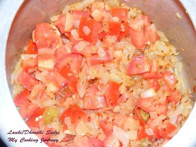Chopped tomatoes in a cooker