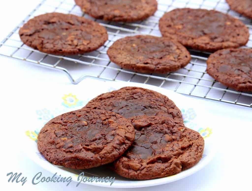 https://mycookingjourney.com/2015/04/flourless-chocolate-pecan-cookies.html